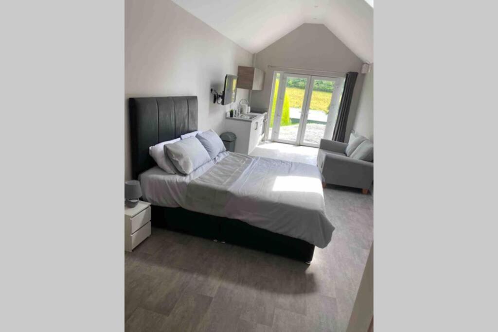 The Forest Chalet - Stunning Studio Apartment บัลลีคาสเซิล ภายนอก รูปภาพ