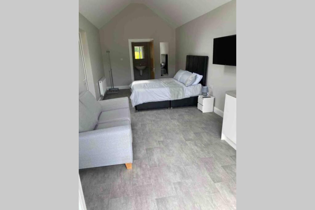 The Forest Chalet - Stunning Studio Apartment บัลลีคาสเซิล ภายนอก รูปภาพ
